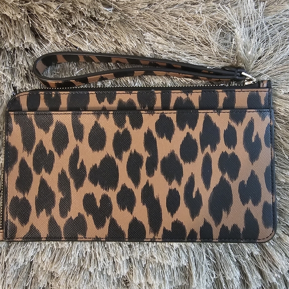 Kate Spade Lucy  Medium L-Zip Wristlet in Leopard Print - Picture 3 of 7